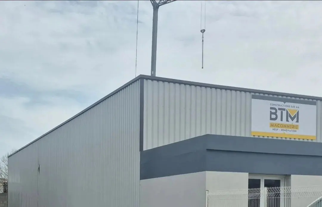 Bardage d'un bâtiment d'entreprise, propre après le nettoyage