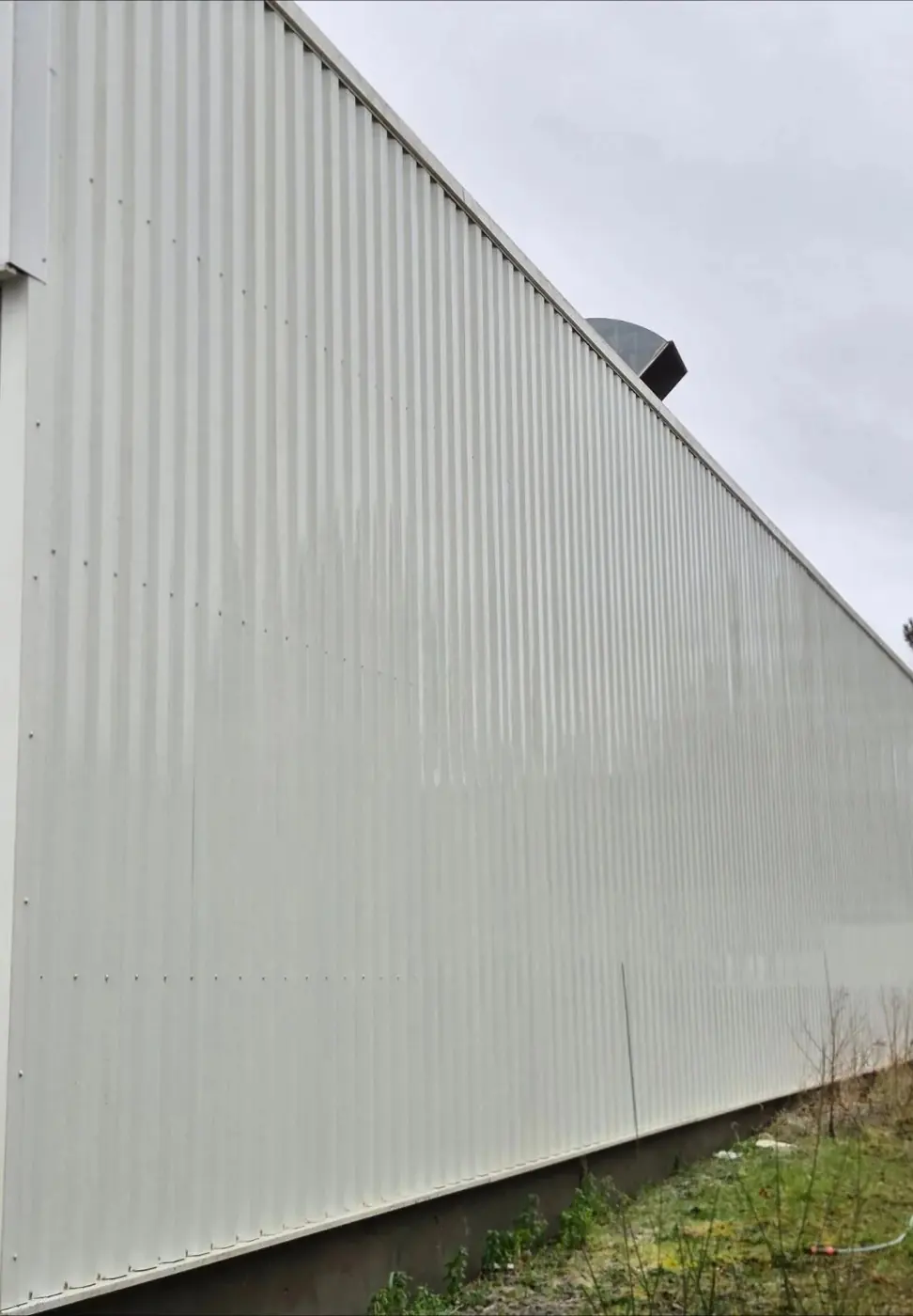 Bardage métallique d'un bâtiment, nettoyé