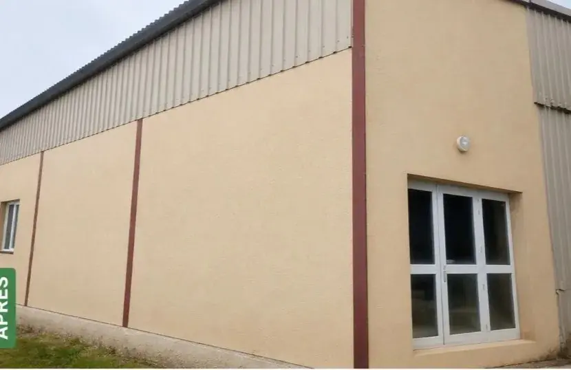 Façade enduite d'un bâtiment, propre