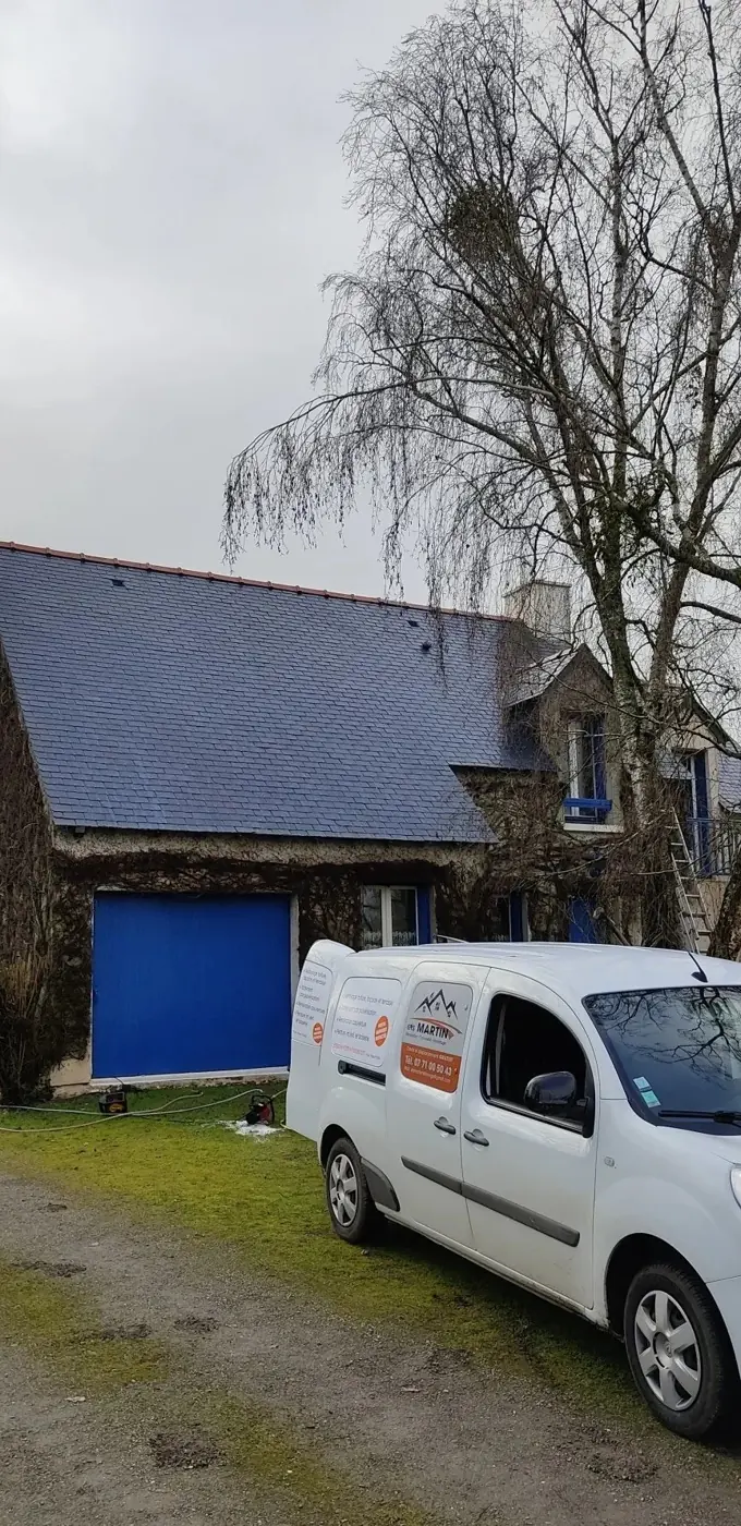 Toit en ardoise propre après le nettoyage