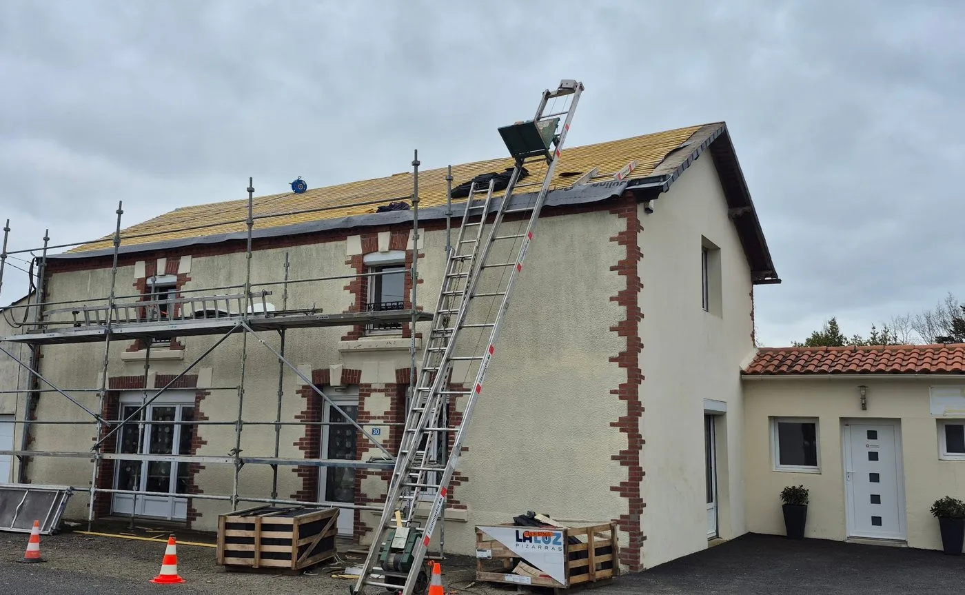Couverture d'une maison en réfection, échafaudage posé